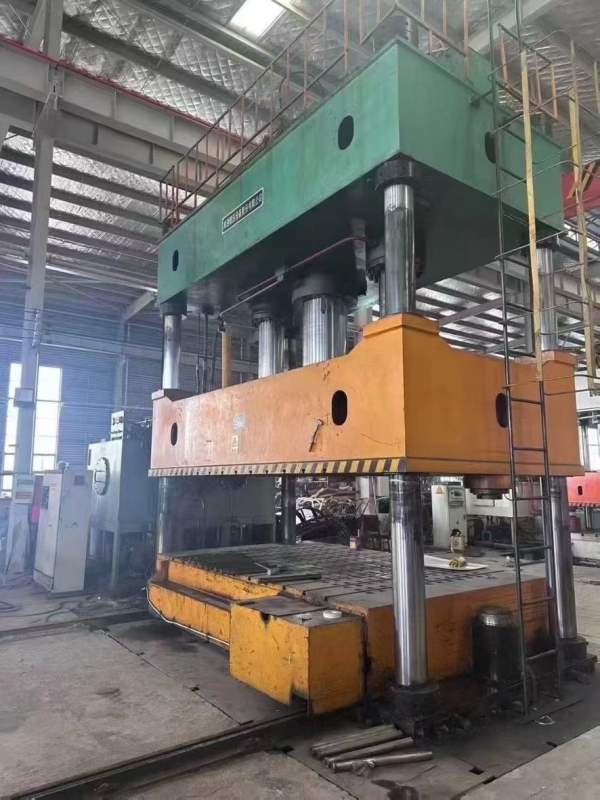 南通锻压1250液压机，台面2.5米4米，开口2米，油缸行.