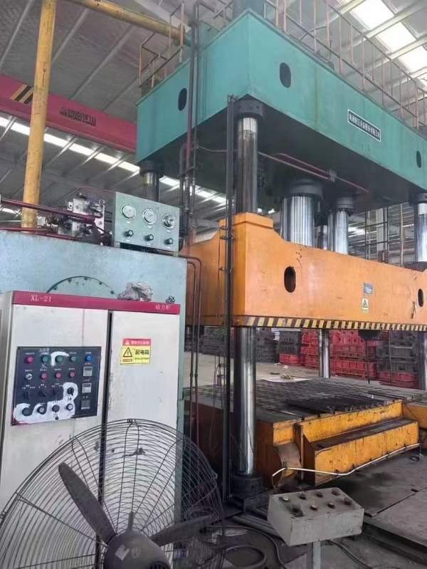 南通锻压1250液压机，台面2.5米4米，开口2米，油缸行.