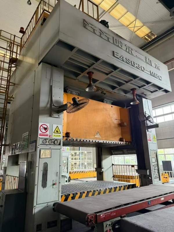 3820T冲压B线一条，1300吨630吨x4台，左右双开工作台.