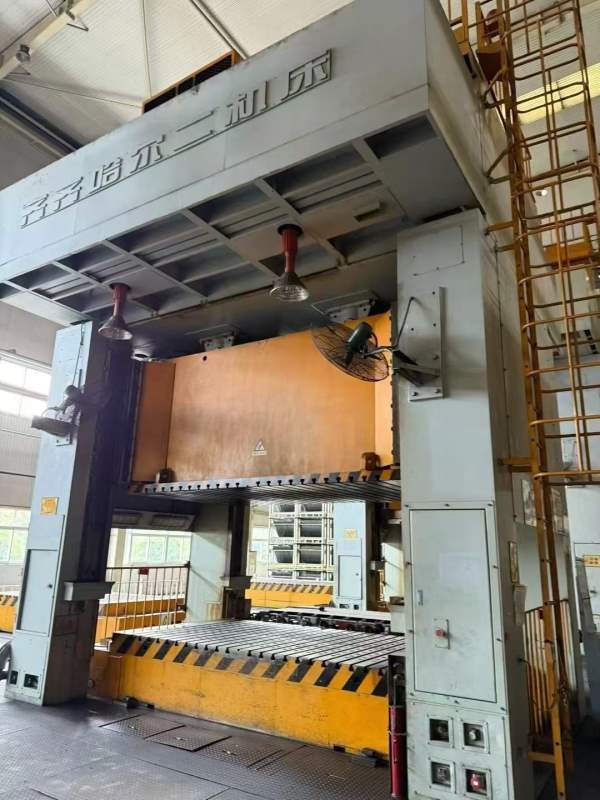 3820T冲压B线一条，1300吨630吨x4台，左右双开工作台.