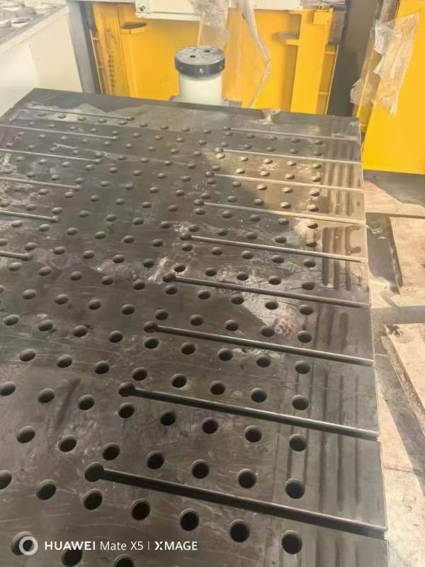 全新1600吨，1000吨框架私服液压机，有效台面4.6X2.5.