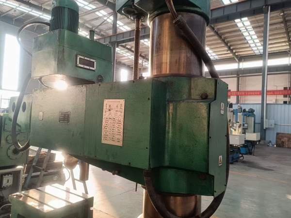 处理一台自贡3050摇臂钻，机器少用