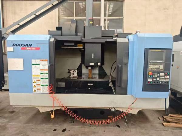 斗山655加工中心一台，成色很好，bt40主轴带四轴，阿.