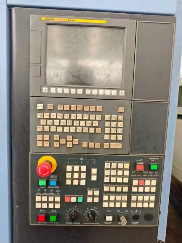 斗山655加工中心一台，成色很好，bt40主轴带四轴，阿.