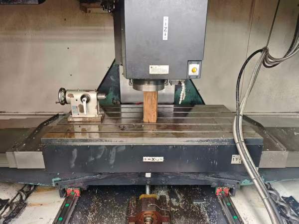 斗山655加工中心一台，成色很好，bt40主轴带四轴，阿.