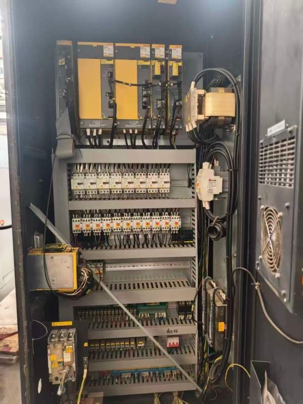 斗山655加工中心一台，成色很好，bt40主轴带四轴，阿.