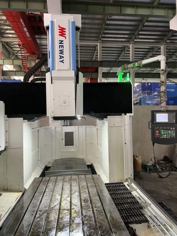 刚刚到货纽威2518龙门加工中心 工作台2600/1500mm，门.