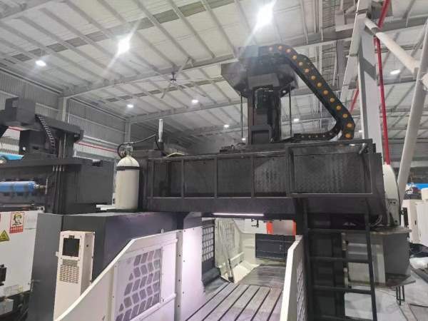 仓库新到一台上海斌盛2013龙门加工中心，发那科MF Plu.