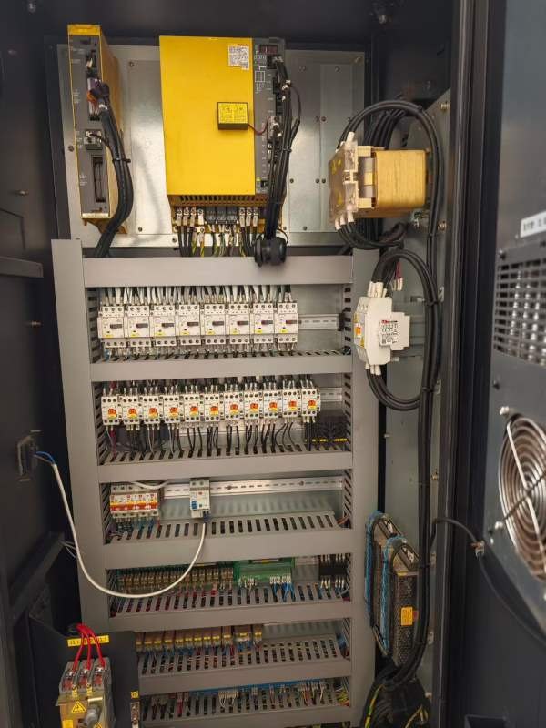 斗山DNM515立式加工中心，2015年出厂，发那科系统，BT.