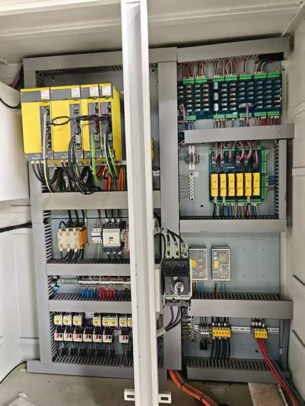 台湾大立630卧加，回转交换双工位，BT50齿轮头，三轴.