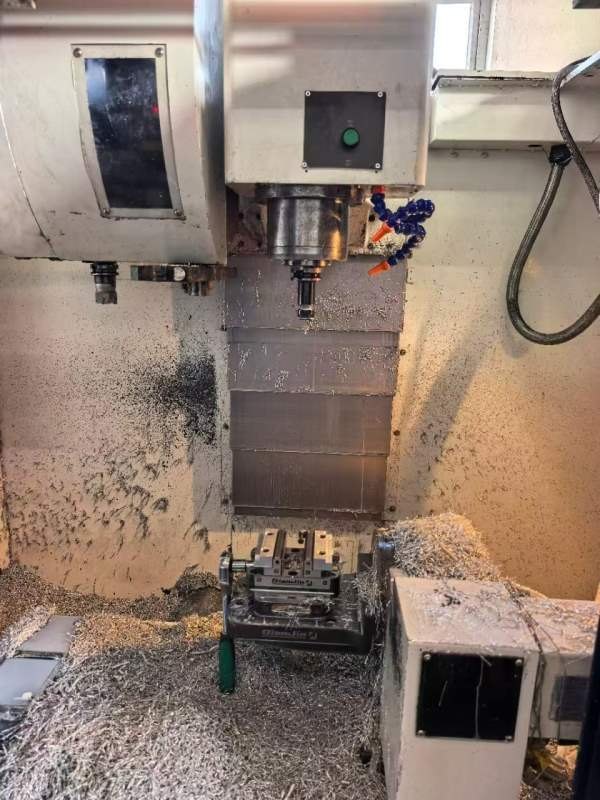 在位出售同款两台东台720带170四轴，BT40主轴一万转  .