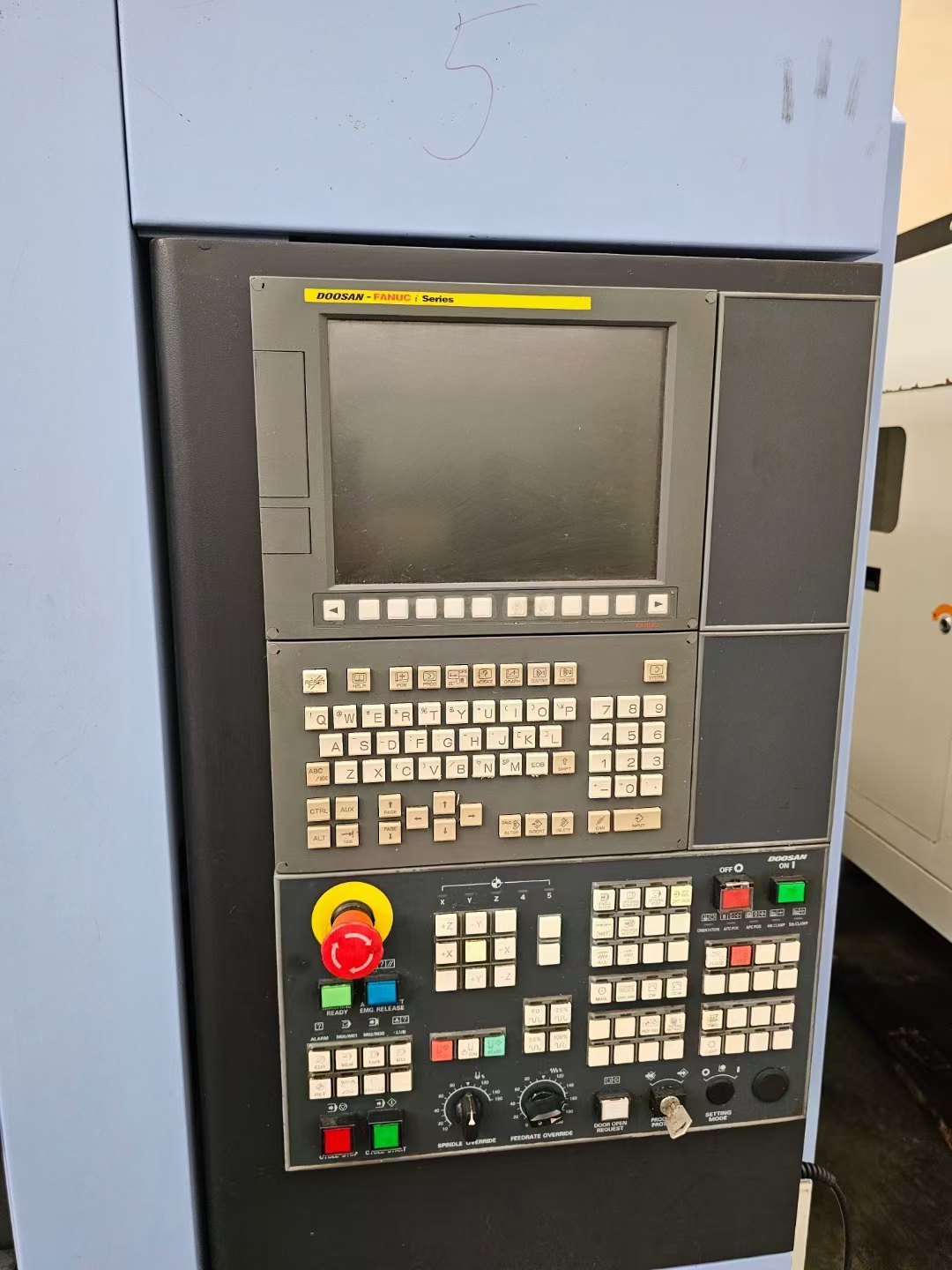 斗山655加工中心一台，成色很好，bt40主轴带四轴，阿.