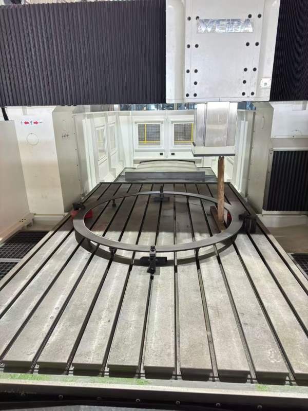 威达4028满配龙门加工中心，工作台2.5米4米，门宽2.8.