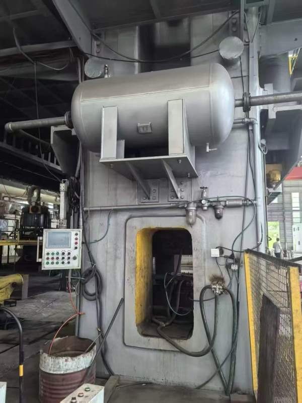 在位出售：宏达2022年产，4000吨位的电动螺旋压力机，.