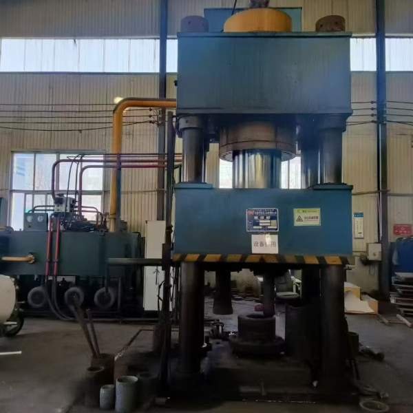 在位出售1000吨锻造机。安装少用。朋友着急出售。成色.