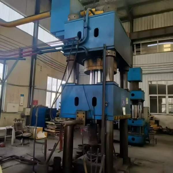 在位出售1000吨锻造机。安装少用。朋友着急出售。成色.