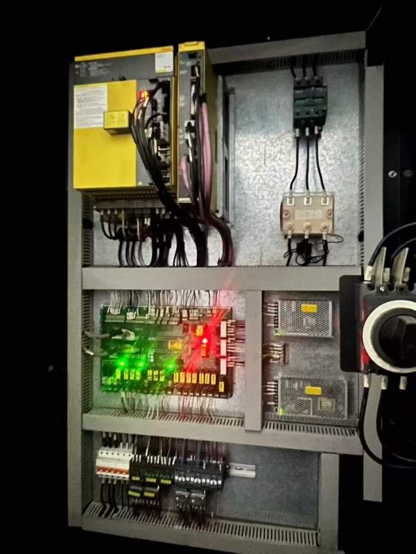 刚到一台重型雅力士1370加工中心，发那科PLUS系统，台.