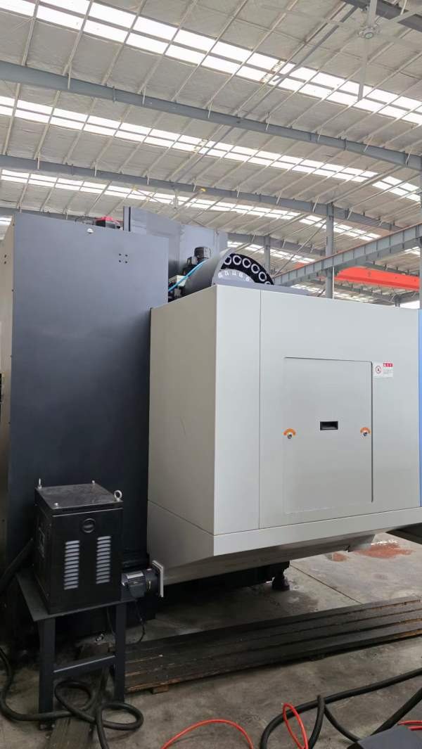 韩国斗山DNM655加工中心，三轴线轨，配BT40主轴，24把.