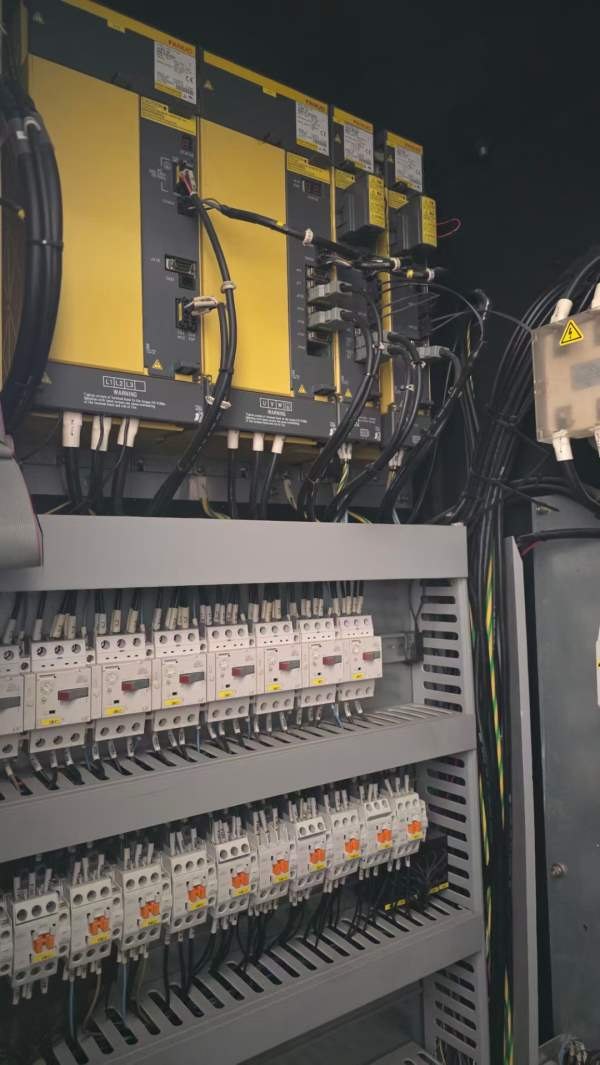 韩国斗山DNM655加工中心，三轴线轨，配BT40主轴，24把.