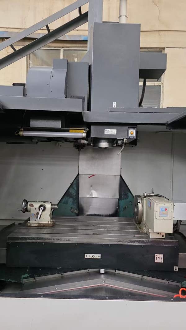 韩国斗山DNM655加工中心，三轴线轨，配BT40主轴，24把.