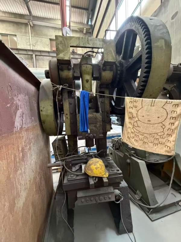 杨力和星火63吨冲床两台，低价批发