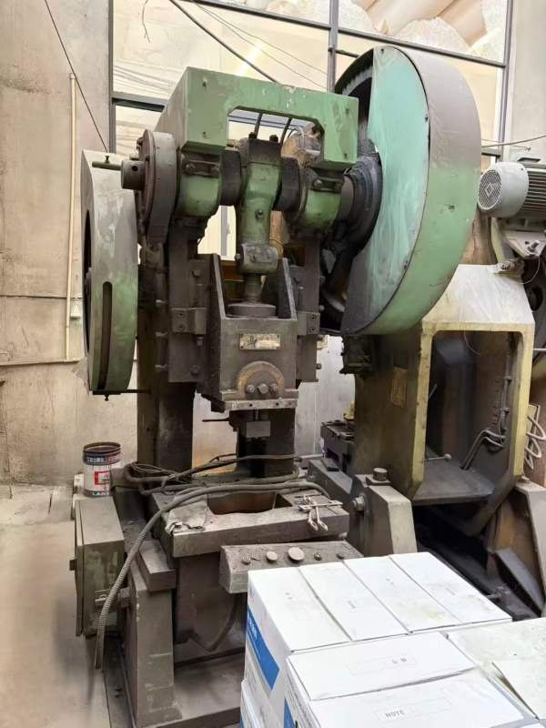 杨力和星火63吨冲床两台，低价批发