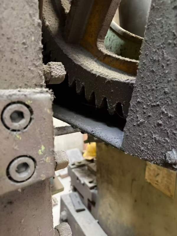 杨力和星火63吨冲床两台，低价批发