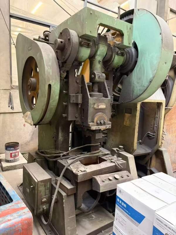 杨力和星火63吨冲床两台，低价批发