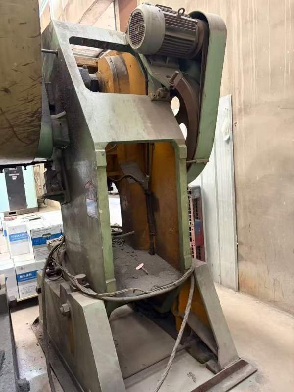 杨力和星火63吨冲床两台，低价批发