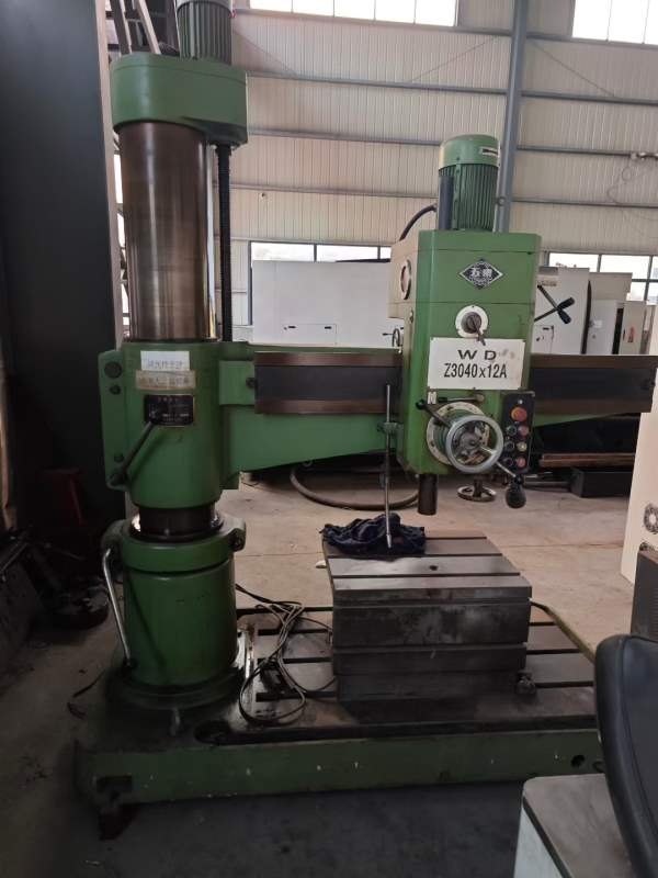 几乎全新:上海五东Z3040-12A摇臂钻，厂里买了一直闲置.