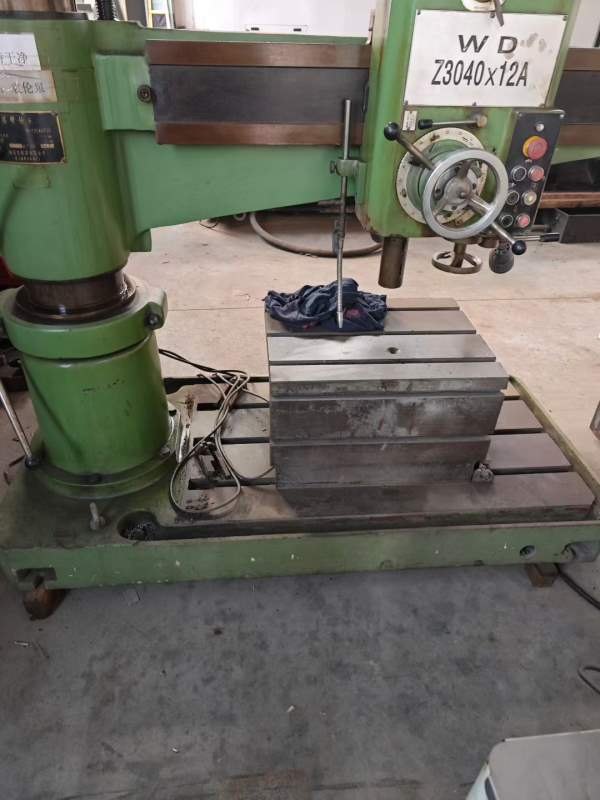 几乎全新:上海五东Z3040-12A摇臂钻，厂里买了一直闲置.