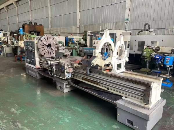 刚刚到货新款大连61803米车床，精品，感兴趣老板抓紧.