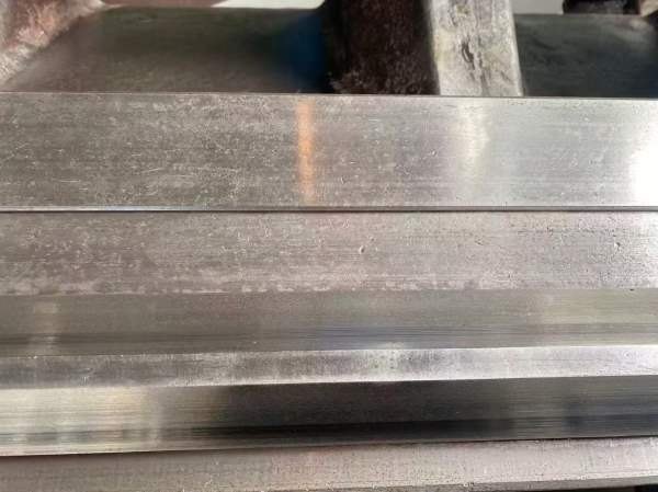 刚刚到货新款大连61803米车床，精品，感兴趣老板抓紧.