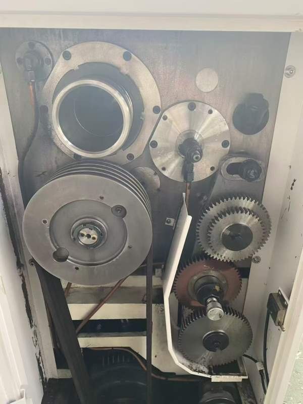 刚刚到货新款大连61803米车床，精品，感兴趣老板抓紧.