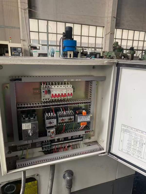 刚刚到货新款大连61803米车床，精品，感兴趣老板抓紧.