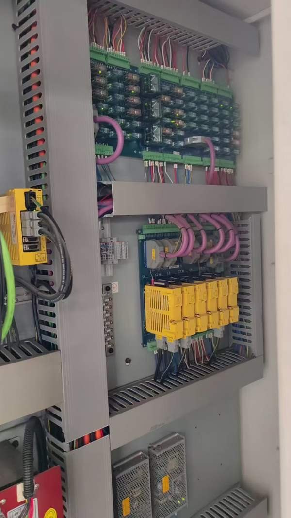 台湾大立630卧加，回转交换双工位，BT50齿轮头，三轴.