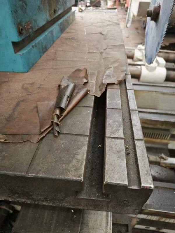 出售一台原装进口镗床，镗杆直径80，工作台1100x1400.