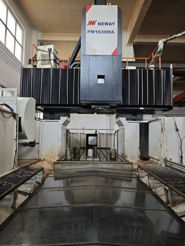 刚刚买下纽威3018龙门五面体加工中心 方滑枕 全自动角.