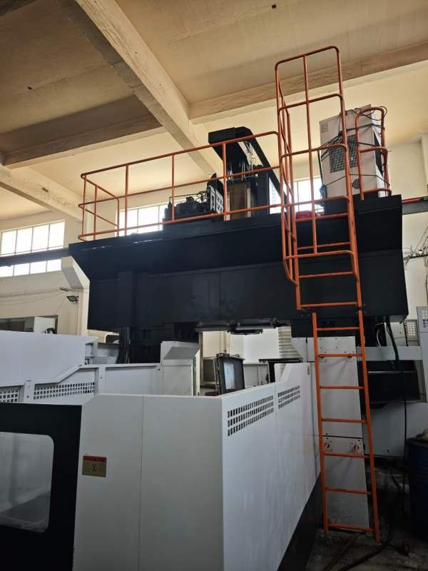 刚刚买下纽威3018龙门五面体加工中心 方滑枕 全自动角.