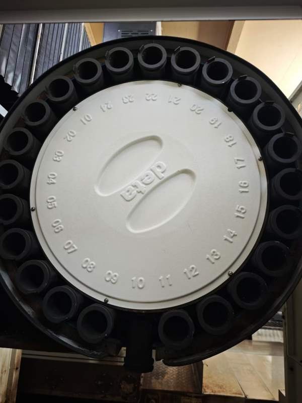 刚刚买下纽威3018龙门五面体加工中心 方滑枕 全自动角.