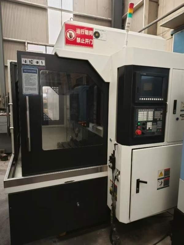 出售同款两台精品扬森600雕铣，安川驱动，BT30主轴240.