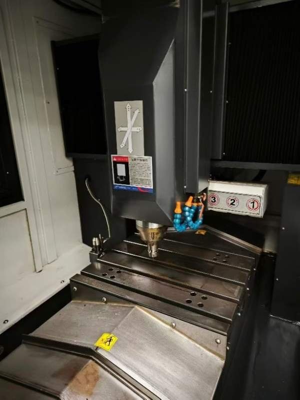 出售同款两台精品扬森600雕铣，安川驱动，BT30主轴240.