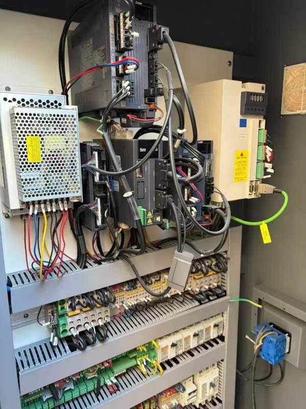 刚到一台江苏德尚kc-50数控斜轨车床，2023年出厂，三.