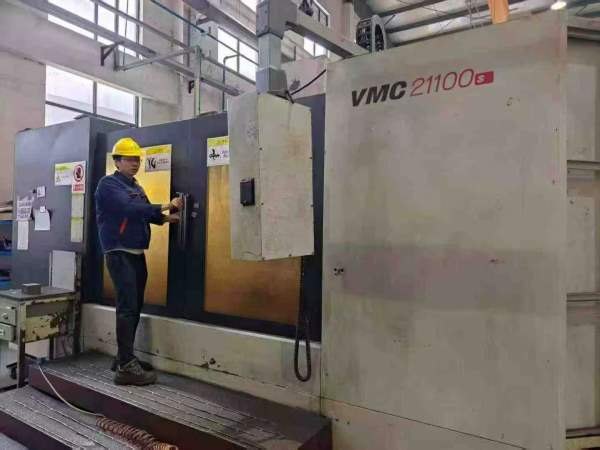 刚刚买下沈阳21100立式加工中心。工作台2.2米1米，三.