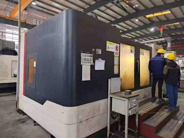 刚刚买下沈阳21100立式加工中心。工作台2.2米1米，三.