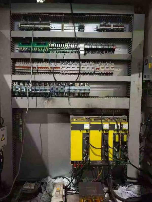 刚刚买下沈阳21100立式加工中心。工作台2.2米1米，三.