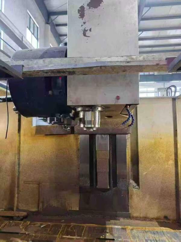 刚刚买下沈阳21100立式加工中心。工作台2.2米1米，三.