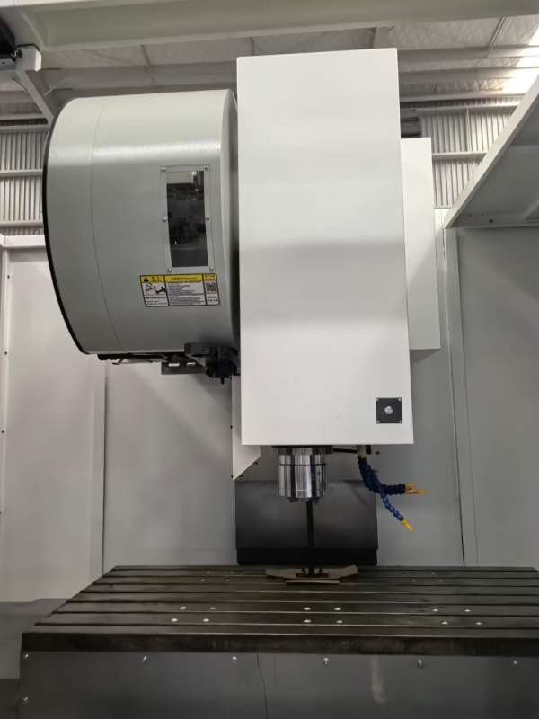 全新的1580两线一硬BT50主轴6000转，Y轴4条导轨，带链.