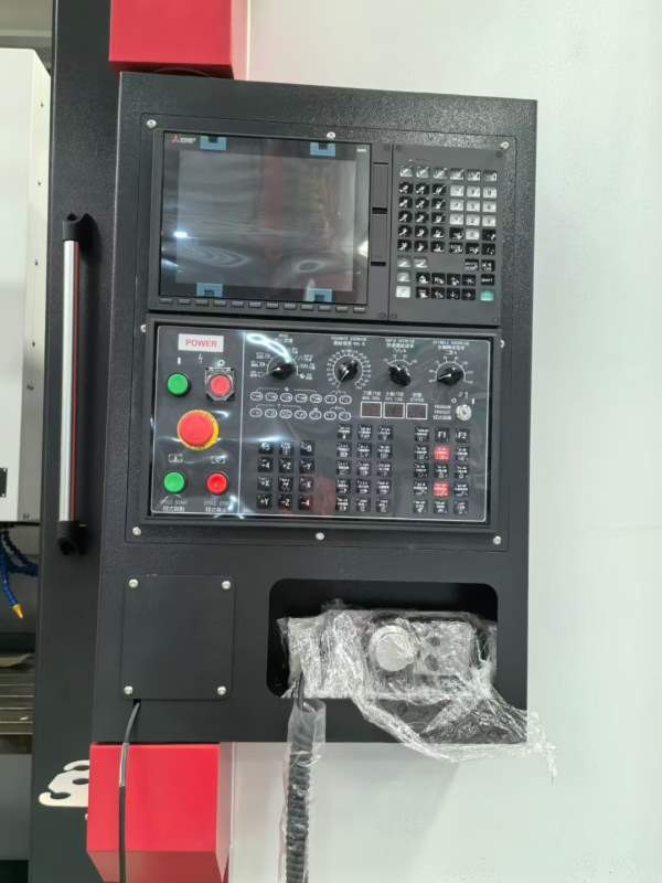 全新的1580两线一硬BT50主轴6000转，Y轴4条导轨，带链.