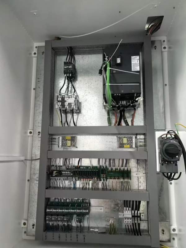 全新的1580两线一硬BT50主轴6000转，Y轴4条导轨，带链.